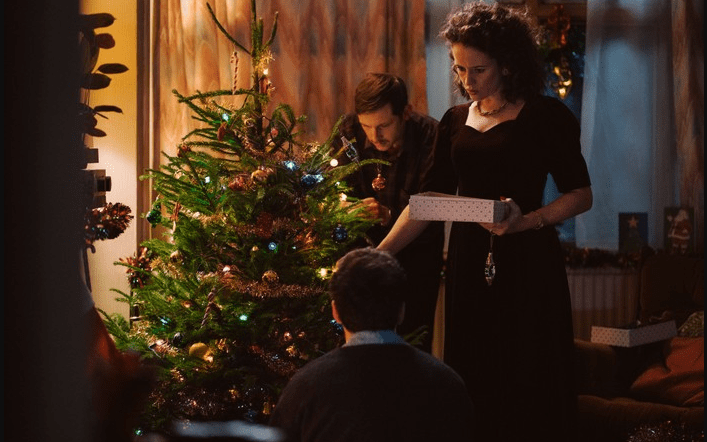 la musica de All of Us Strangers - Claire Foy con un arbol de navidad