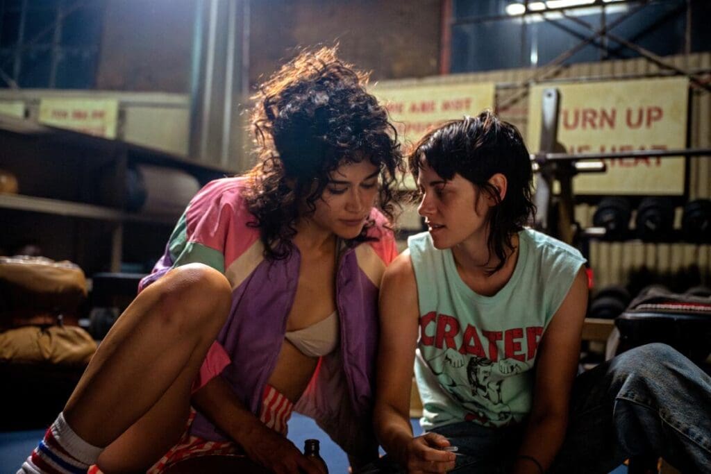 Kristen Stewart y Katy en Love Lies Bleeding