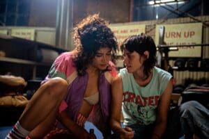 Kristen Stewart y Katy en Love Lies Bleeding