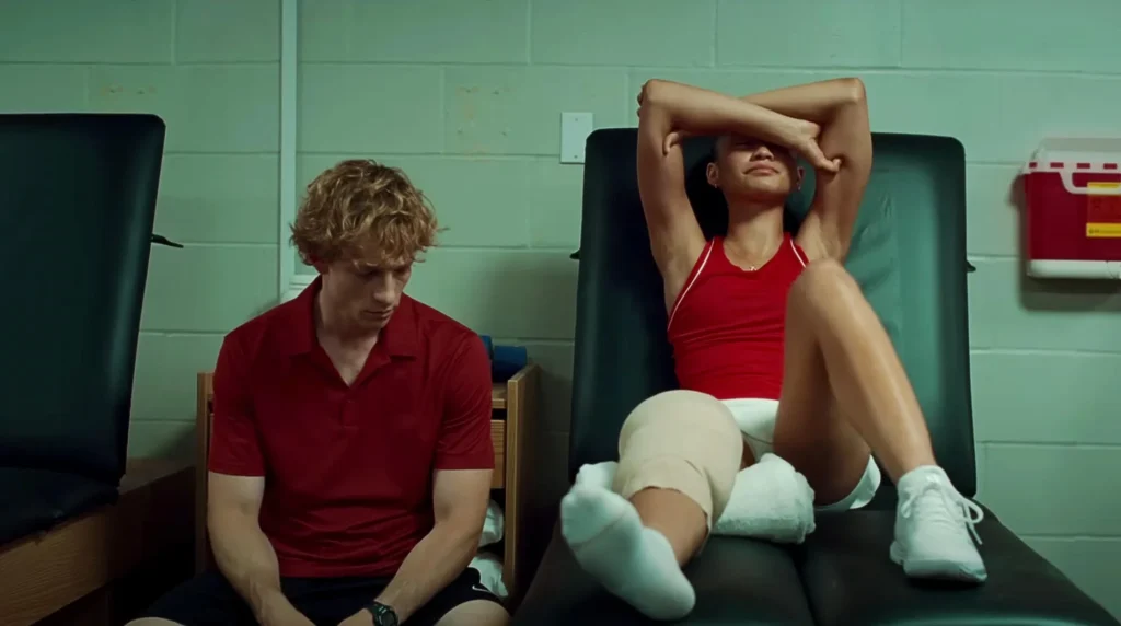 Mike Faist y Zendaya lamentandose una lesión