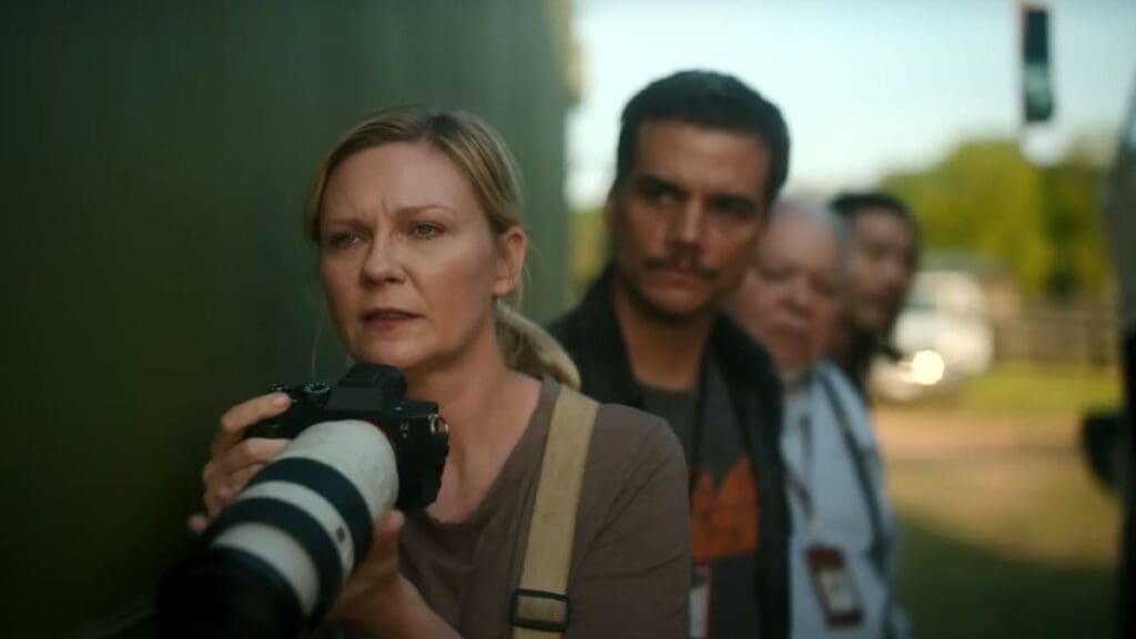 El equipo de periodista intentando tomar un foto en Civil War la película de Alex Garland