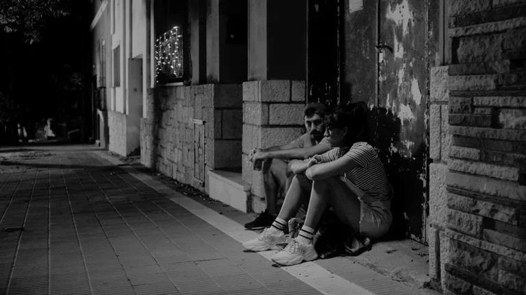 Cami y Julian sentados en el piso hablando