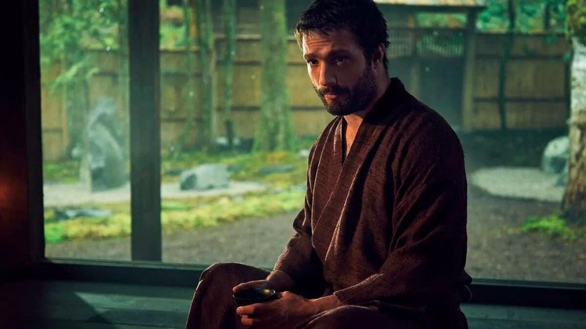 El protagonista sentado - Carlos Rosario vestuario de Shōgun