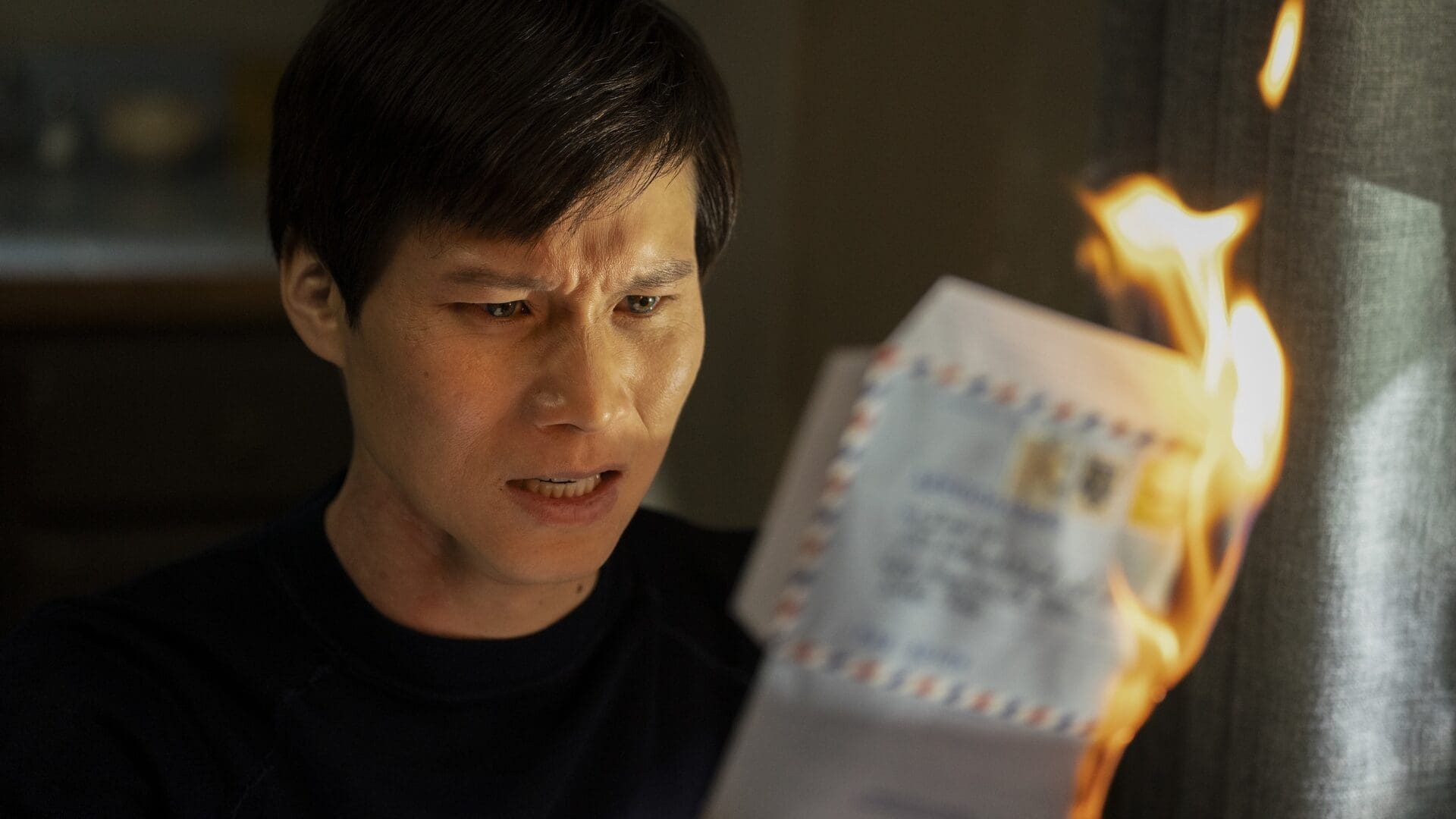 The Sympathizer serie de HBO, el protagonista lee una carte