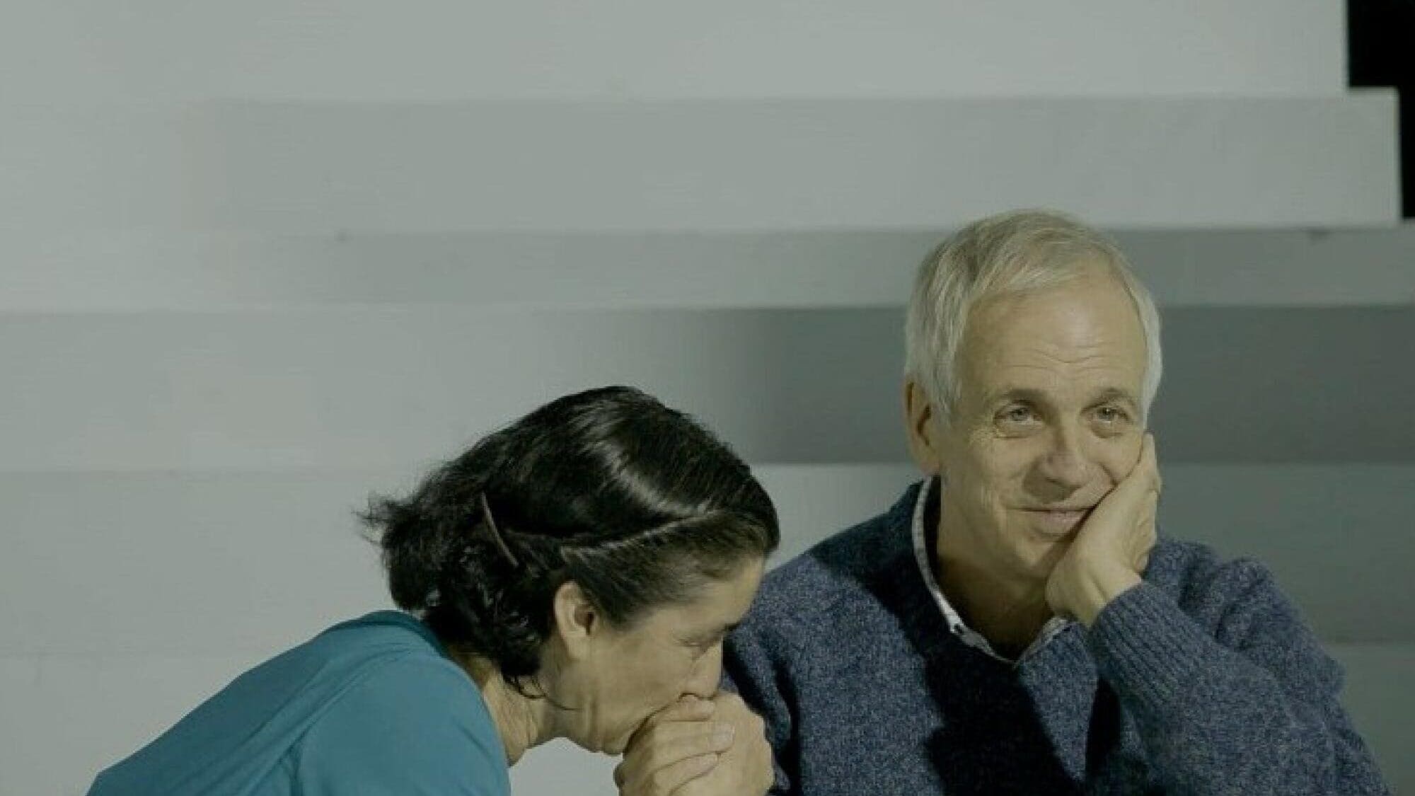 Un hombre y una mujer se agarran de las manos - 10 películas románticas en Netflix