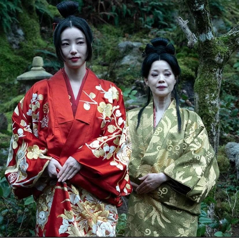 Dos protagonistas caminan - Carlos Rosario vestuario de Shōgun