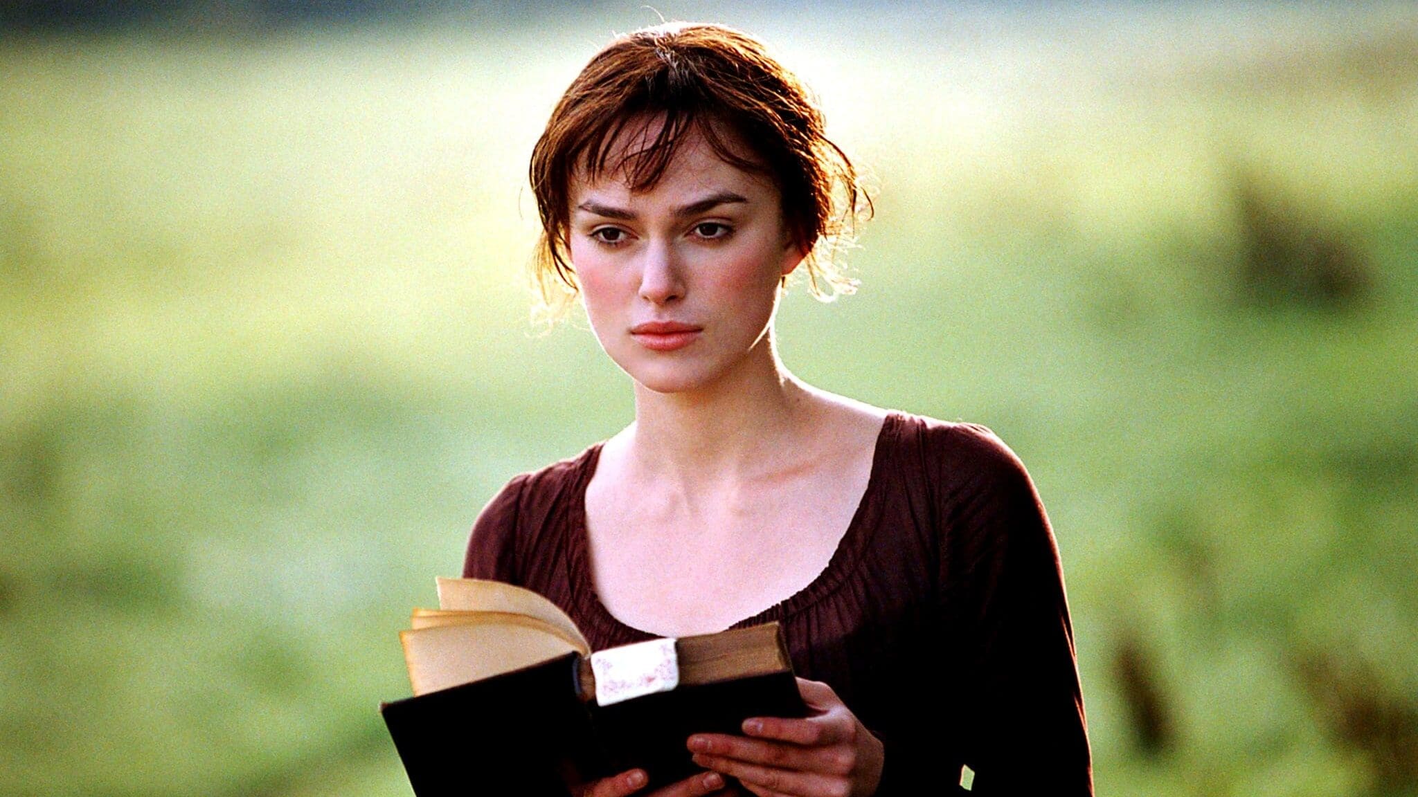 Una mujer lee - 10 películas románticas en Netflix