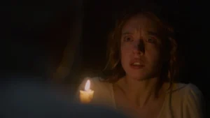 sydney sweeney en immaculate sosteniendo una vela