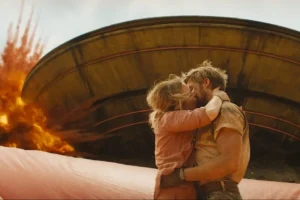 Ryan Gosling y Emily Blunt se besan en una escena de The Fall Guy