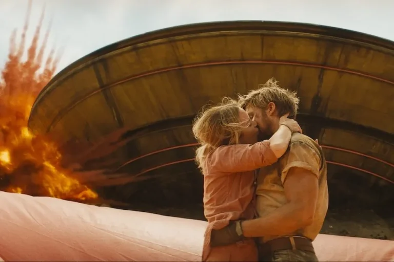 Ryan Gosling y Emily Blunt se besan en una escena de The Fall Guy