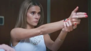 La actriz que hace de Nahir apunta una pistola imaginaria