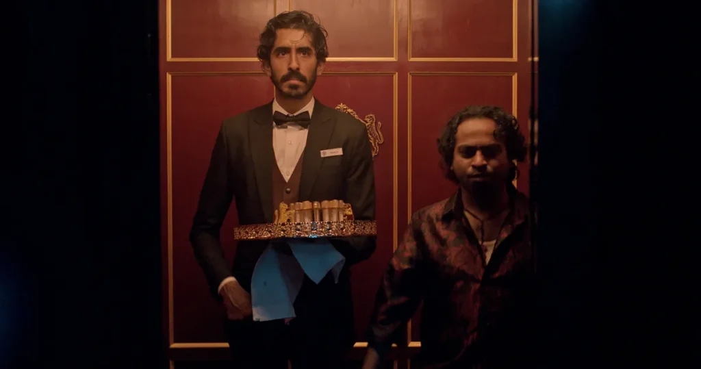 Dev Patel subiendo un ascensor