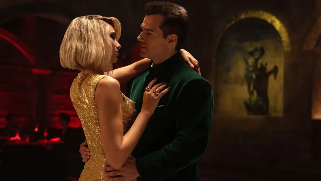 Los personaje de Henry Cavill y Dua Lipa bailan.