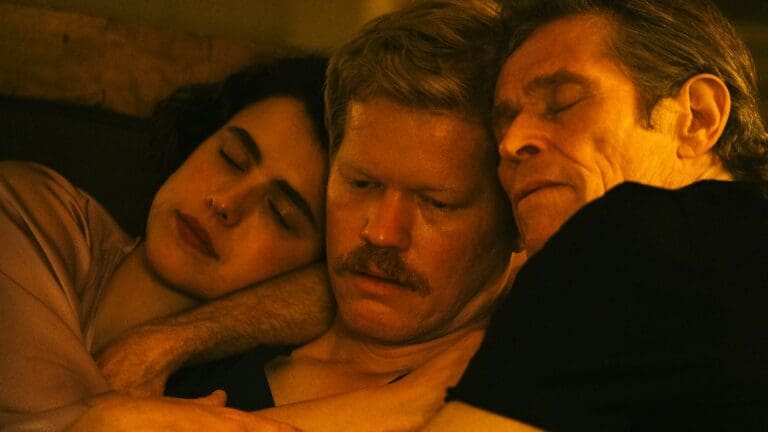 Los tres protagonistas de Kind of Kindness se abrazan