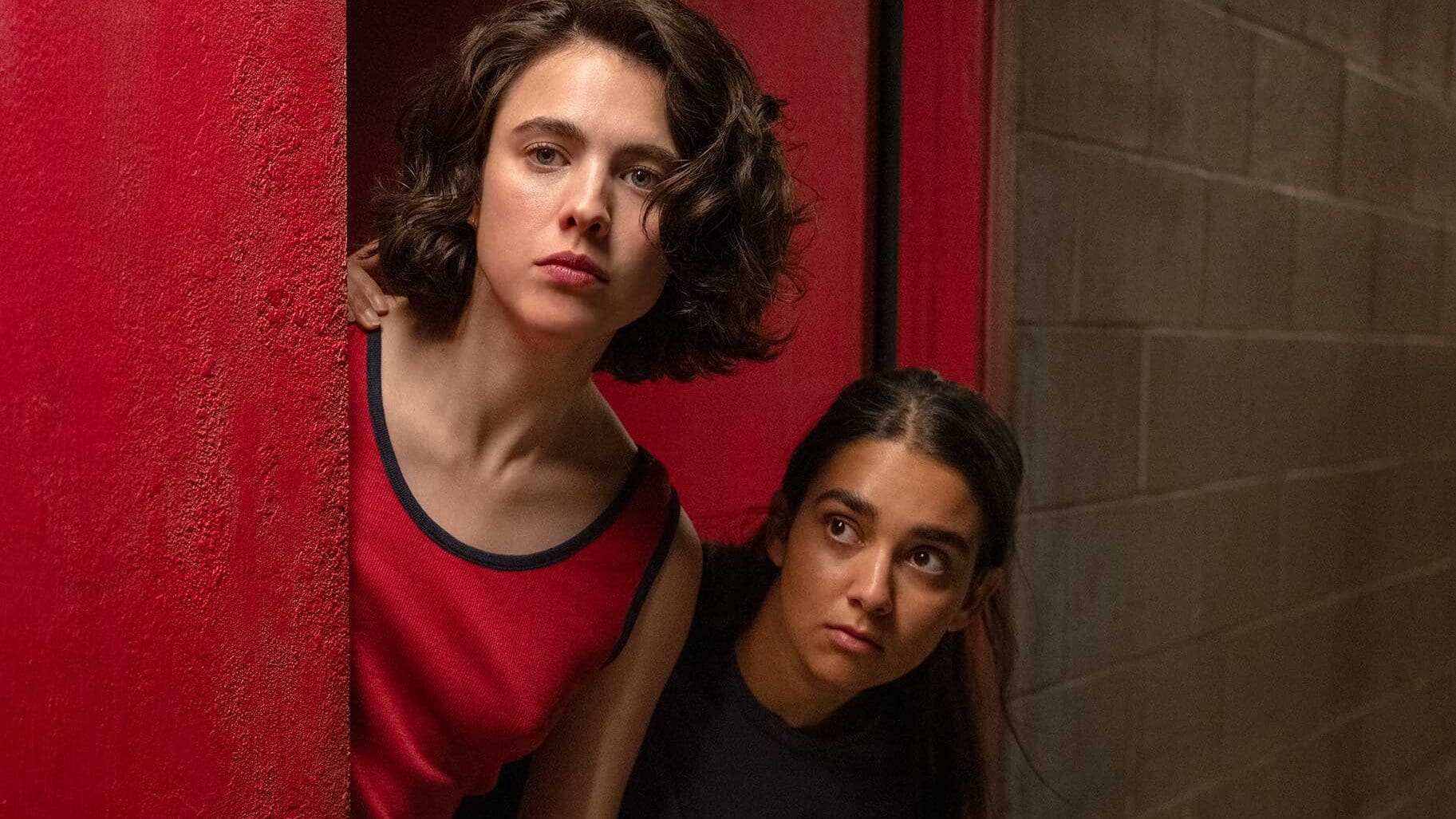 Las actrices de Drive Away Dolls espian a alguien