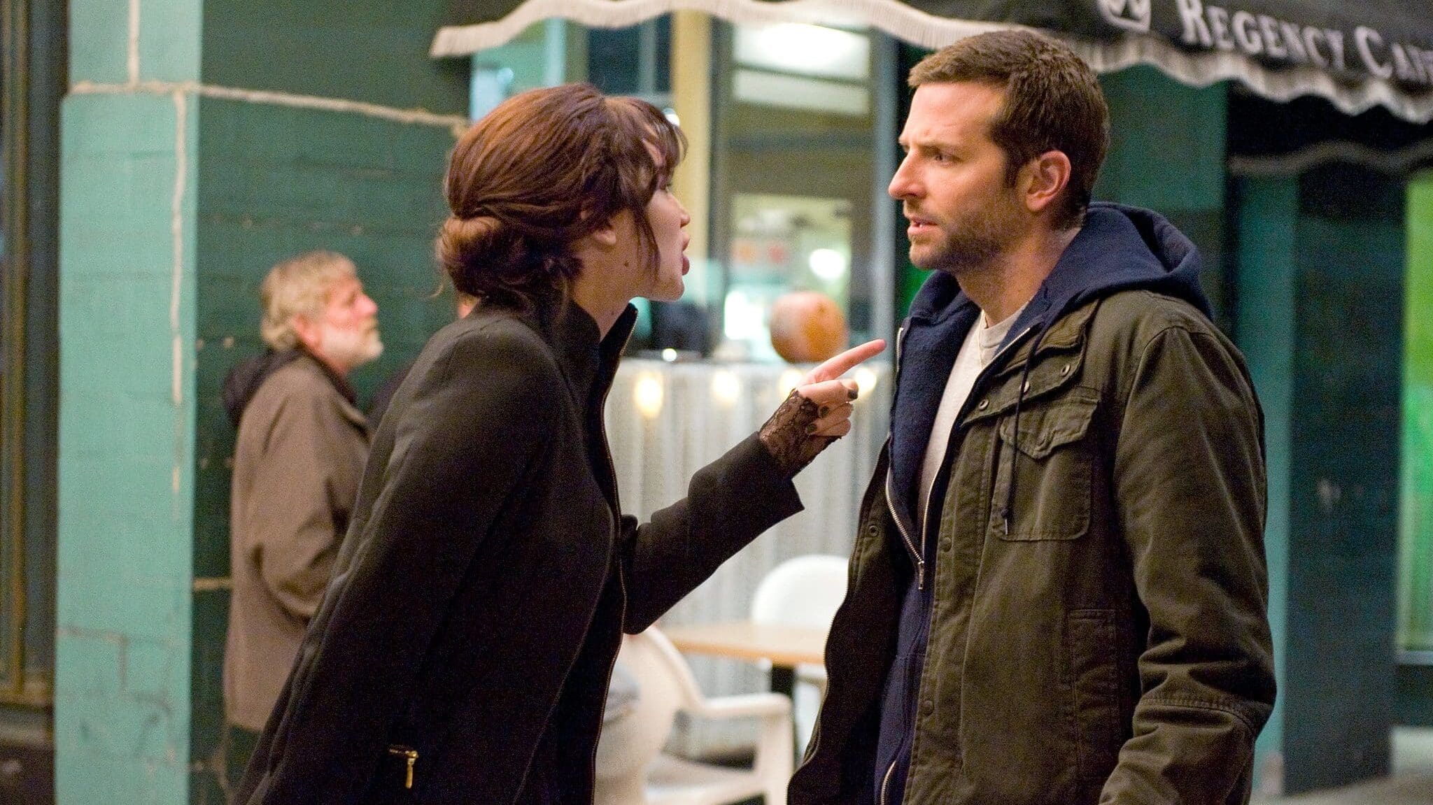  Lawrence le grita al personaje de Bradley Cooper
