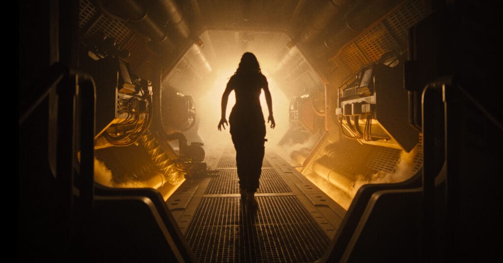 Escena de espalda de Alien Romulus película dirigida por Fede Alvarez