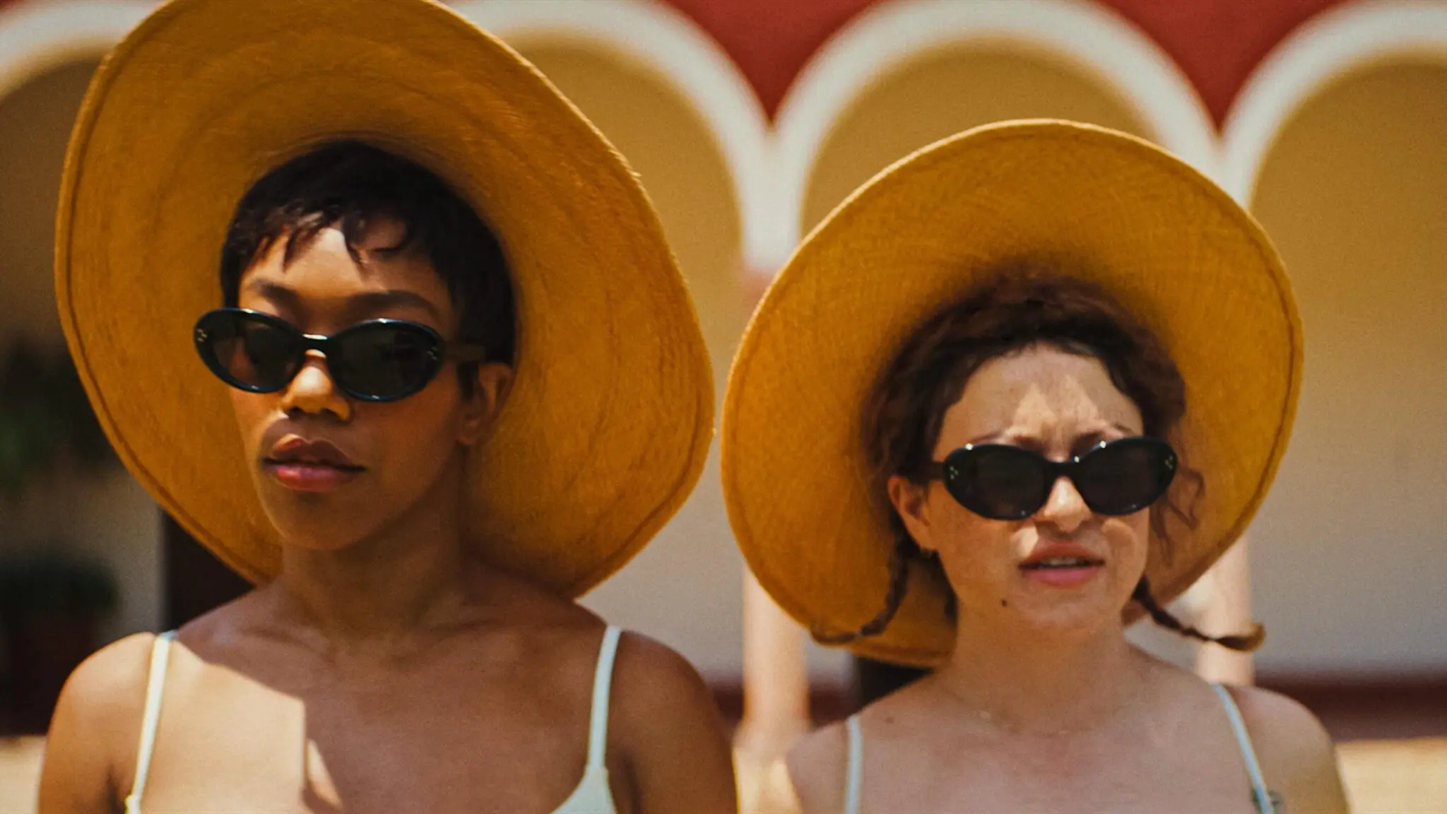 Naomi Ackie y Jesse caminan por la pscina, final explicado blink twice