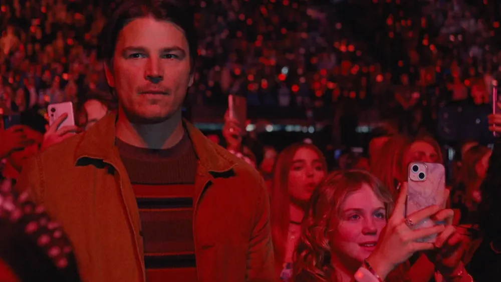 El protagonista y su hija disfrutan del concierto de Lady Raven en La trampa la película de  M. Night Shyamalan