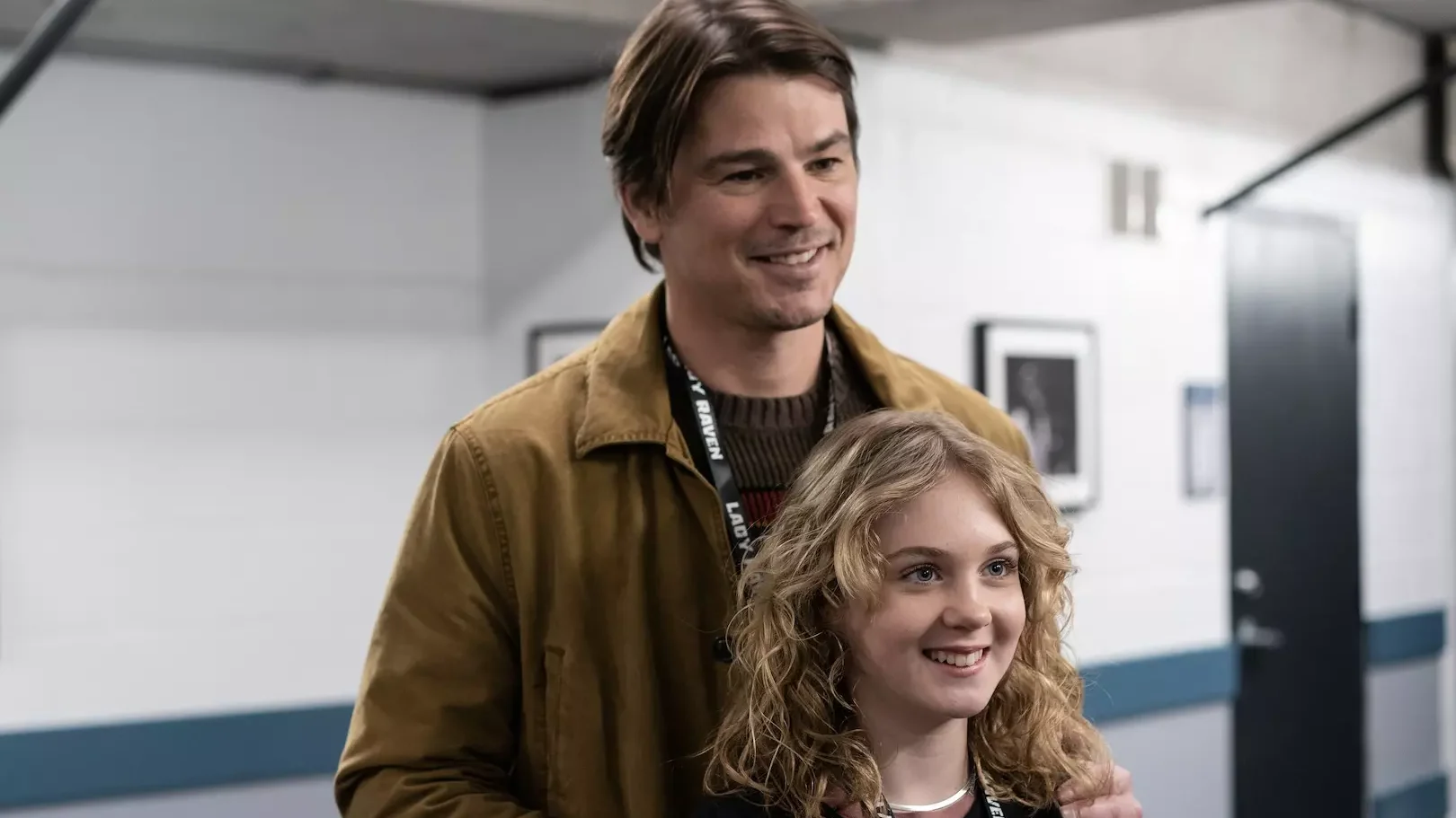 Josh Hartnett y su hija en el estadio en La trampa la película de  M. Night Shyamalan