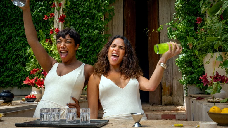 Naomi Ackie y Sarah toman alcohol, final explicado de parpadea dos veces