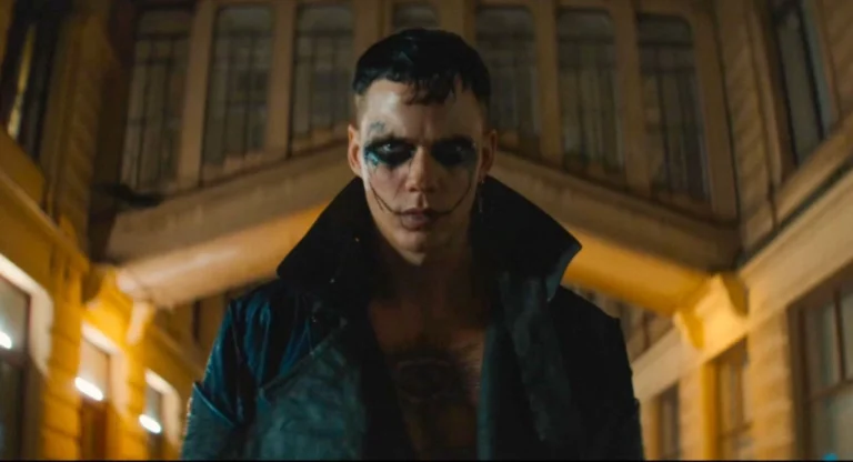 Bill Skarsgård es el cuervo en esta nueva versión