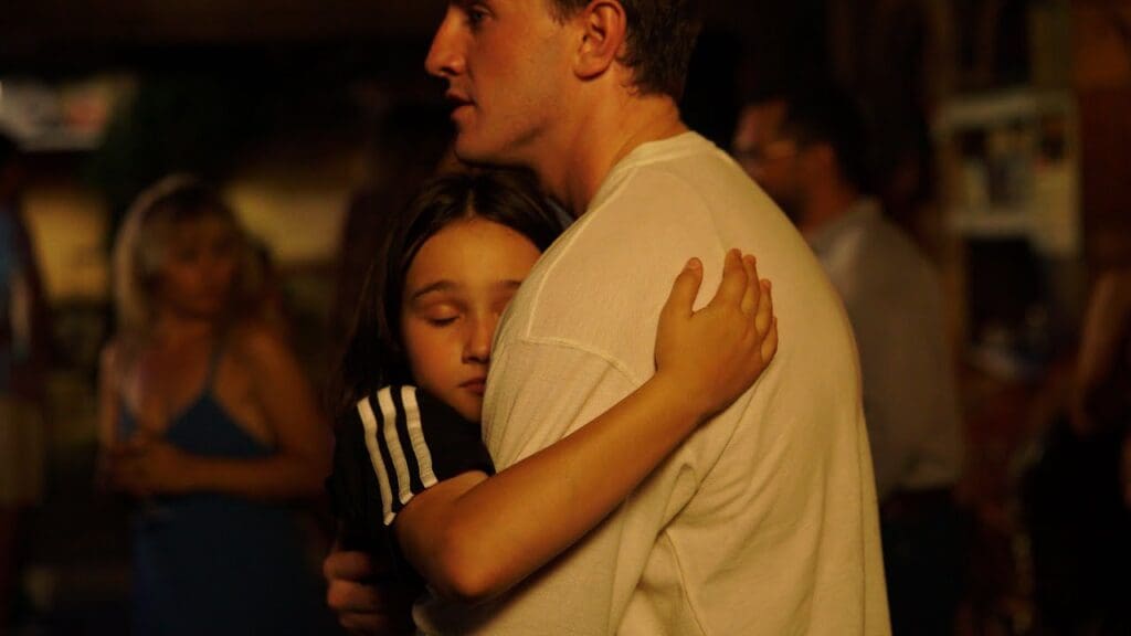 Padre e hijo se abrazan, aftersun 