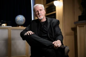 James Cameron vestido de negro