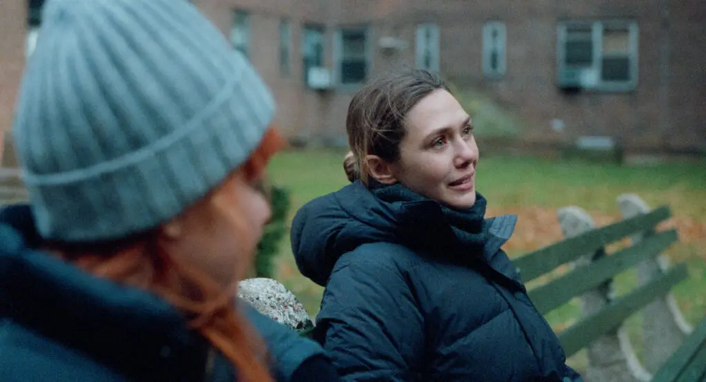 Oslen y Nastasha hablan en un banco en la pelicula His Three Daughters