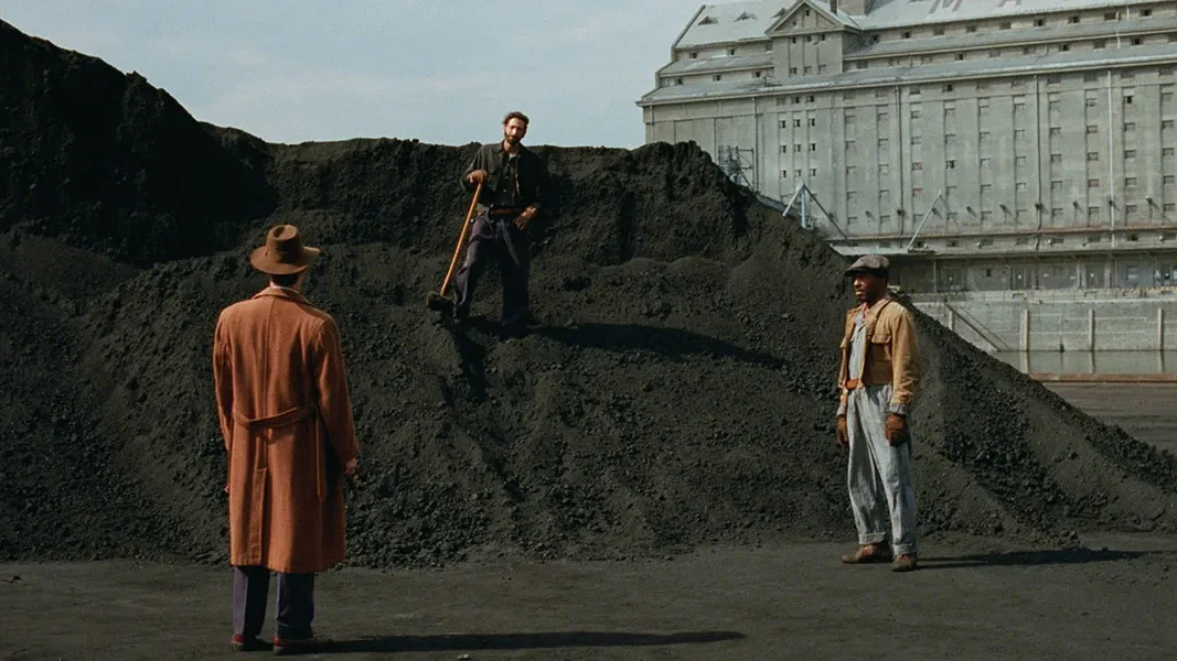 Adrian Brody trabaja en una gran construcción