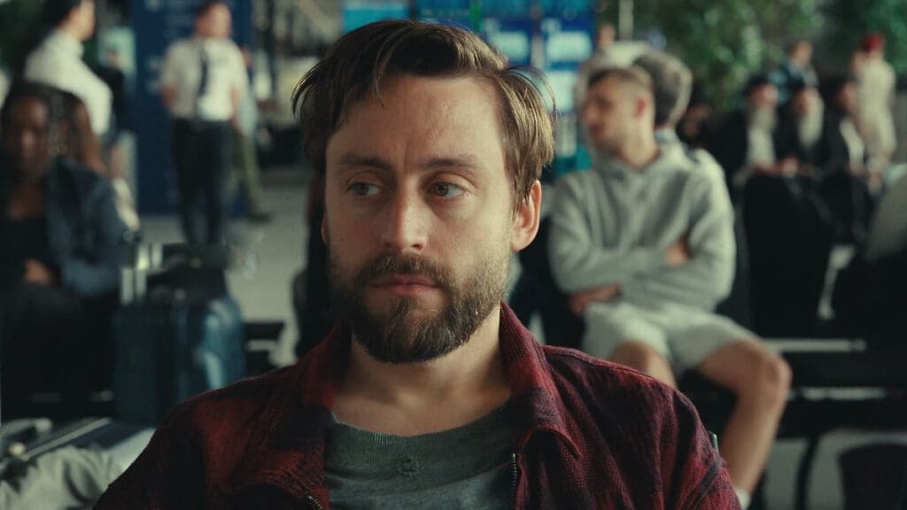El protagonista de A Real Pain en un aeropuerto.