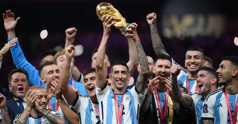 Angel di maria levantando la copa del mundo en el documental de netflix