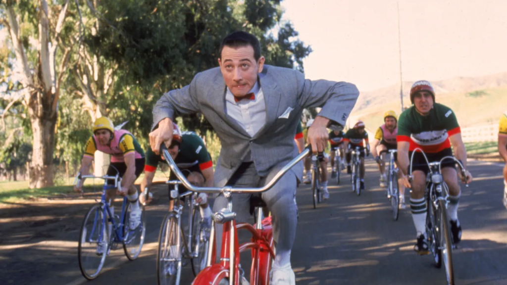 Pee-wee (Paul Reubens) manejanod la bicicleta.