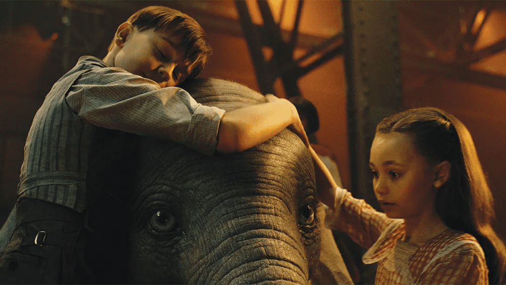 Los niños abrazan a Dumbo.