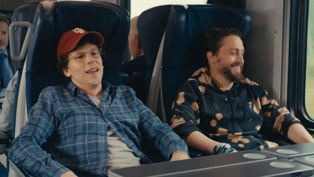 Jesse Eisenberg y Kieran Culkin sonrien 