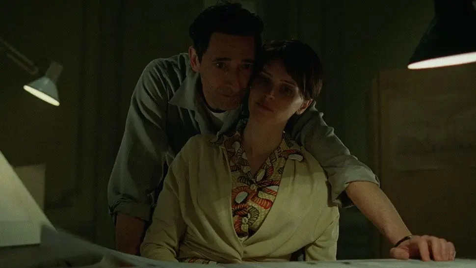 Adrian Brody y Felicity Jones son pareja en la película