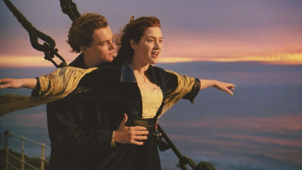Leonardo DiCaprio y Kate Winslet se abrazan en la iconica escena de Titanic