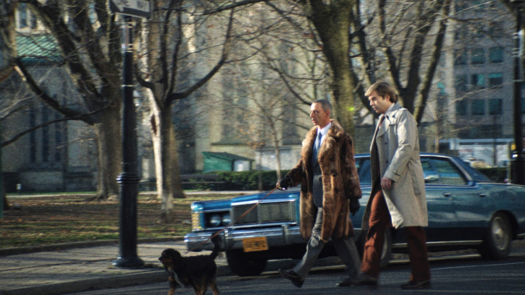 Donald Trump y Jeremy Strong caminando por Nueva York.