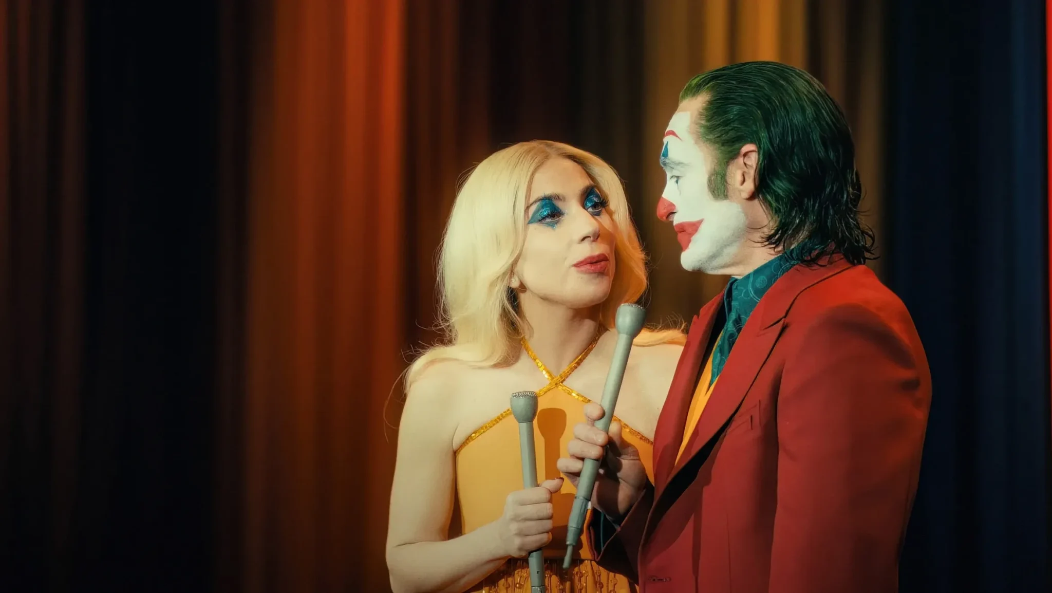Lady Gaga y Joker hablando en el escenario, Joker: Folie à Deux criticas