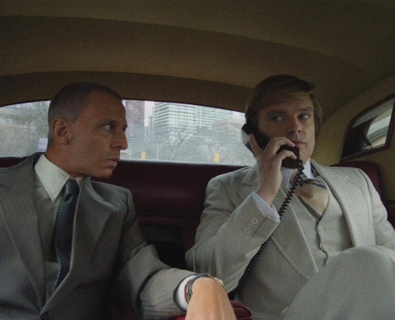 Sebastian Stan y Jeremy Strong en la película El Aprendiz