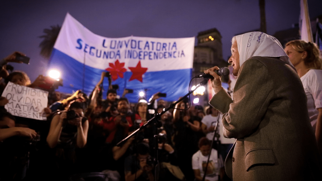 Norita dando un discurso