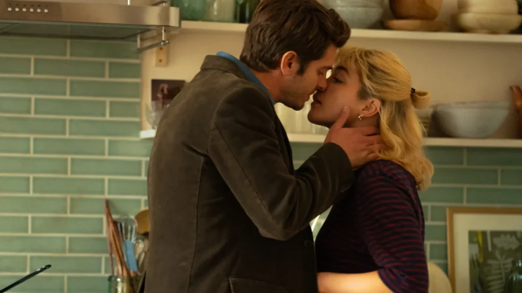 Andrew Garfield y Florence Pugh se besan
