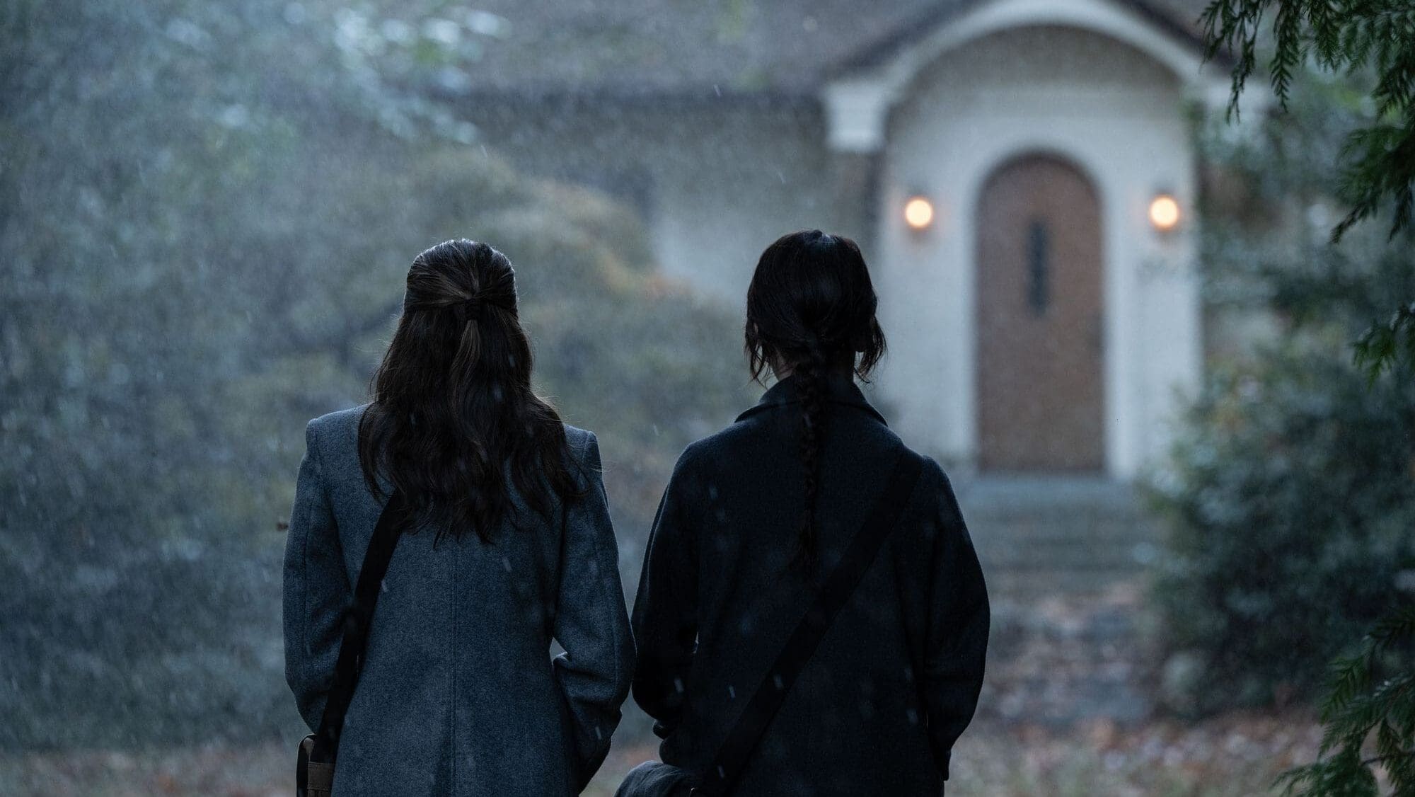 Las protagonista caminando hacia la casa del villano - crítica de la película Hereje de A24