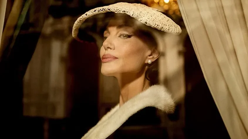 Angelina Jolie (Maria)