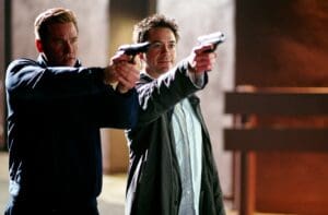 Val Kilmer y Robert Downey Jr. en una película navideña