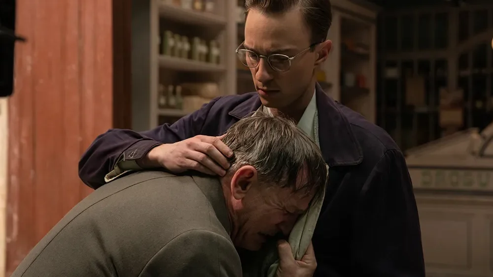 Daniel Craig y Drew Starkey abrazado en Queer