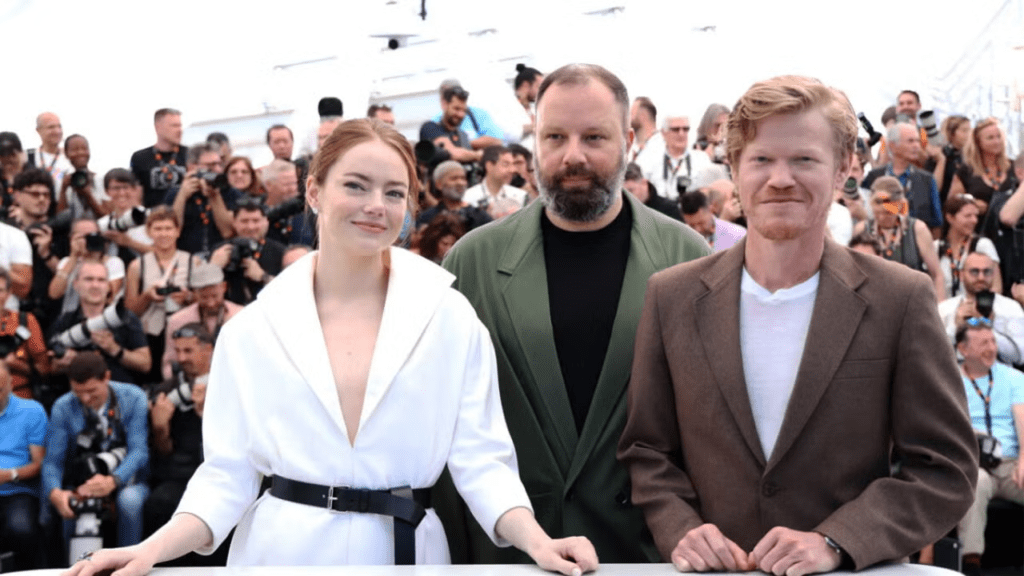 Emma Stone y Jesse Plemons con Yorgos Lanthimos en Cannes