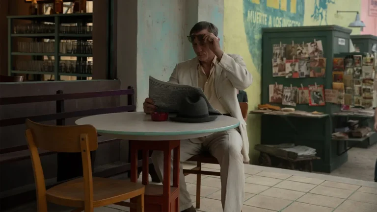 Daniel Craig sentando en una mesa