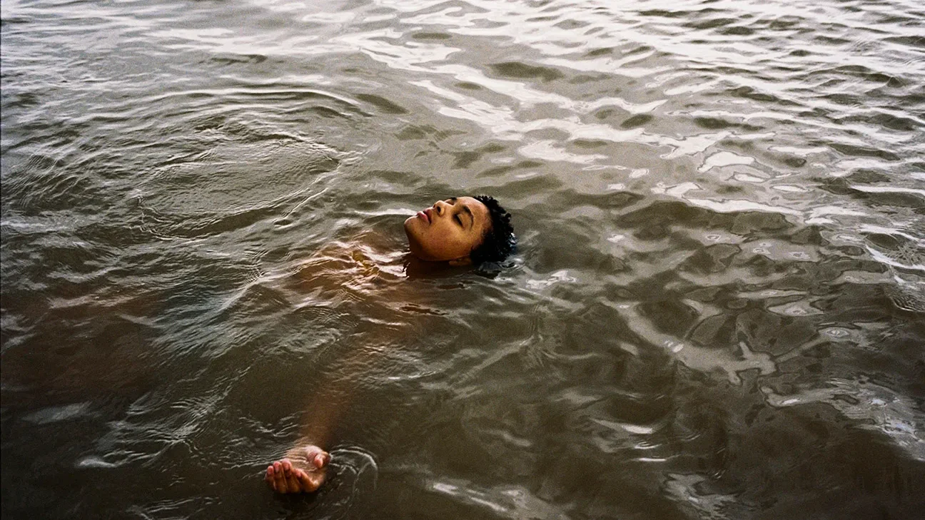 Nikiya Adams en la película bird