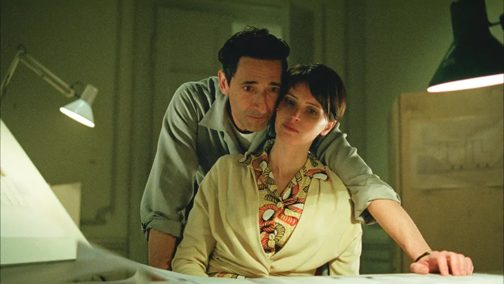 Felicity Jones y Adam Brody, final de la película the brutalist
